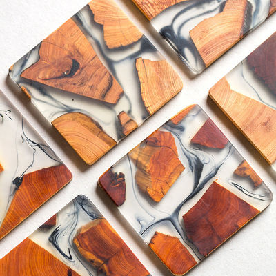 Des sous-vêtements en bois de couleur claire avec gravure personnalisée et un support en résine époxy bleue