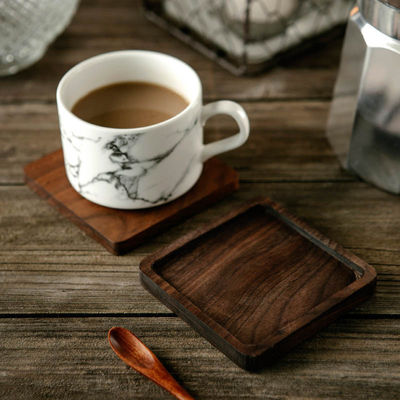 Des sous-vêtements en bois de couleur claire avec gravure personnalisée et un support en résine époxy bleue