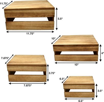 Un stand de gâteau en bois de style rustique composé de 4 logos personnalisés acceptés pour afficher des gâteaux