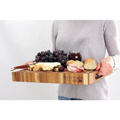 Une planche à couper en bois abordable pour couper les légumes ne supporte pas la sélection d'occasions
