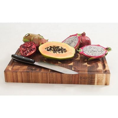 Une planche à couper en bois abordable pour couper les légumes ne supporte pas la sélection d'occasions