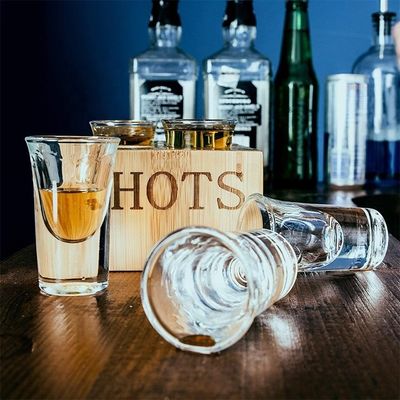 Plateau de communion en bois personnalisé verni avec verre de verre simple et utile