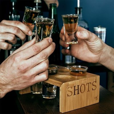 Plateau de communion en bois personnalisé verni avec verre de verre simple et utile