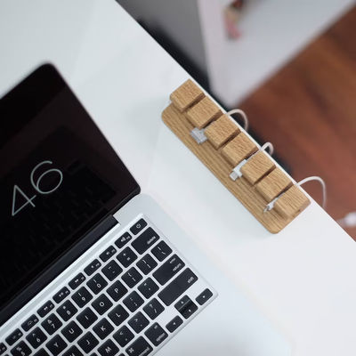 Cable en bois imprimé à écran de soie et organisateur de chargeur pour porte-chargeur de table carrée