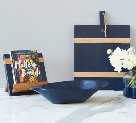 Des porte-livres en bois recyclé faits à la main Des ardoises en pin et en chêne pour l'organisation de la cuisine