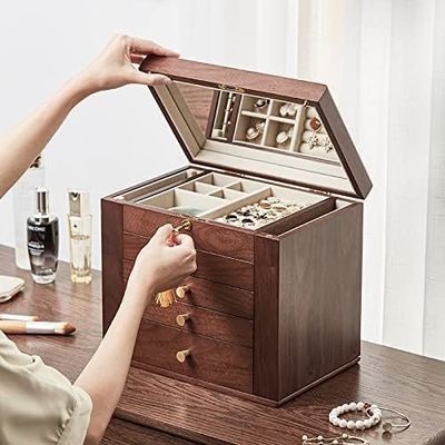 Une boîte traditionnelle en bois avec 5 tiroirs et deux portes latérales en noyer poli