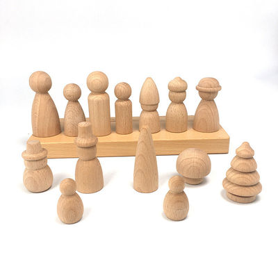 Des poupées en bois en forme de cône sont utilisées pour les décorations en bois sur mesure