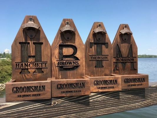 Personnalisé personnalisé en bois mural montage ouvre-bouteille de bière pour le mariage cadeau de marié