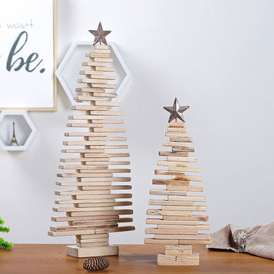Décoration de table d'arbre de Noël Ornements avec un design simple et une couleur de bois naturel