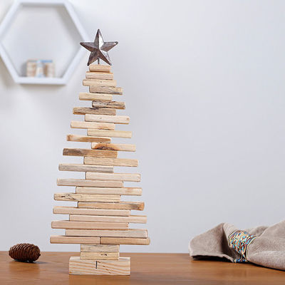 Décoration de table d'arbre de Noël Ornements avec un design simple et une couleur de bois naturel