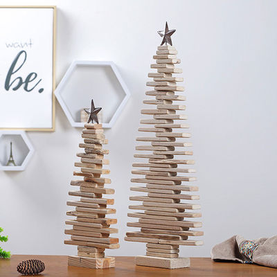 Décoration de table d'arbre de Noël Ornements avec un design simple et une couleur de bois naturel