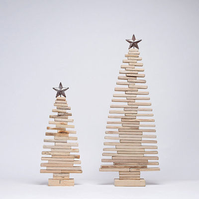 Décoration de table d'arbre de Noël Ornements avec un design simple et une couleur de bois naturel