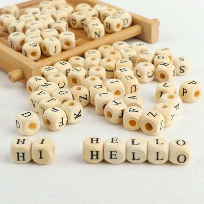Des perles d'alphabet en bois de 10 mm et 12 mm parfaites pour l'éducation du bébé et les cadeaux personnalisés