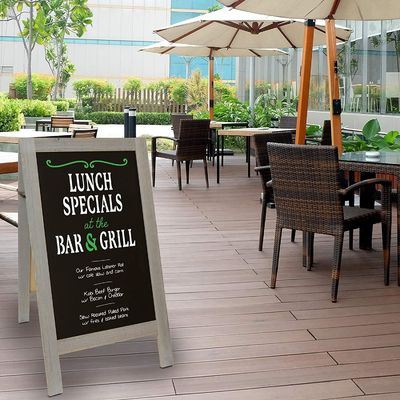 Tableau noir pour restaurant café en bois de couleur claire au style mini simple utile