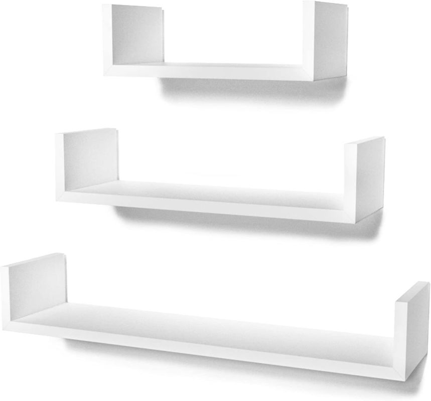 Pas d'étagère en bois flottante gonflable en forme de U montée sur le mur