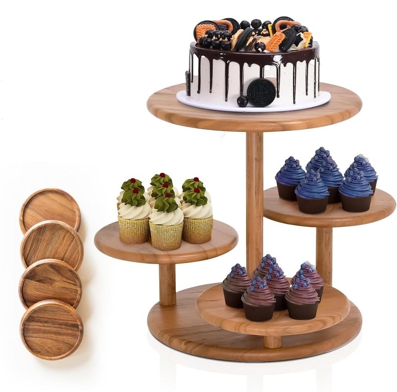 Le stand de la tour en bois de 4 niveaux contient 50 cupcakes pour la fête de mariage et le dessert d'anniversaire