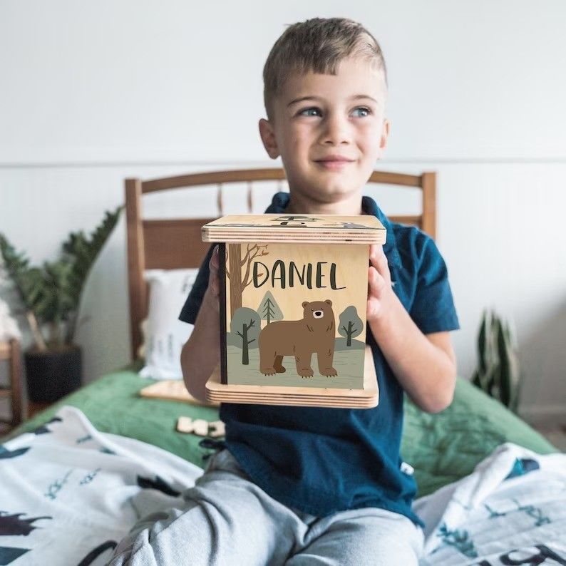 Banque de cochons en bois en couleur claire avec un design personnalisable d'animaux de forêt