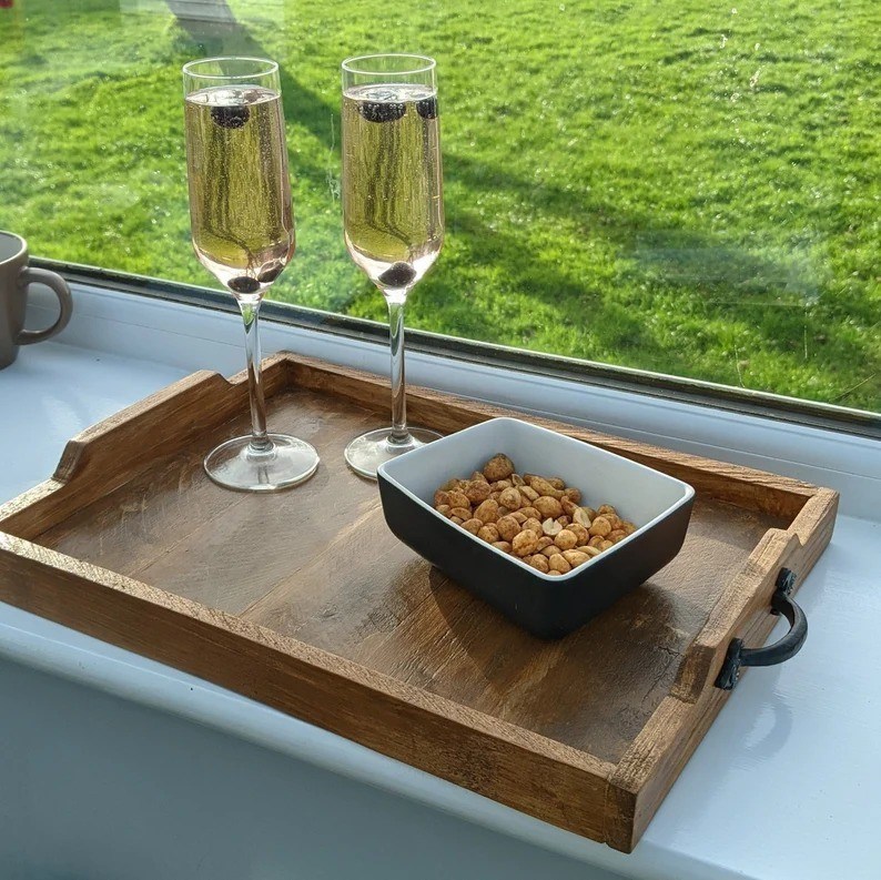 Plateau de service en bois gravé sur mesure de style rustique pour l'affichage de la table à café et le support de tasse