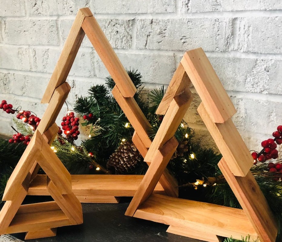 L'arbre de Noël en bois est parfait pour créer une ambiance festive.