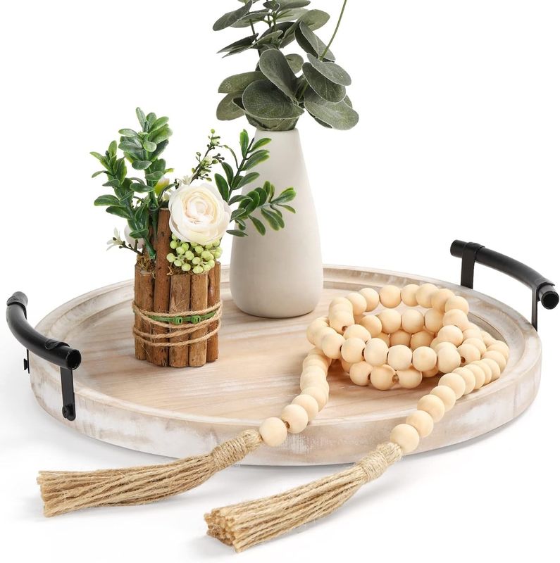 Plateau rond en bois en couleur claire pour les assiettes de cuisine moderne