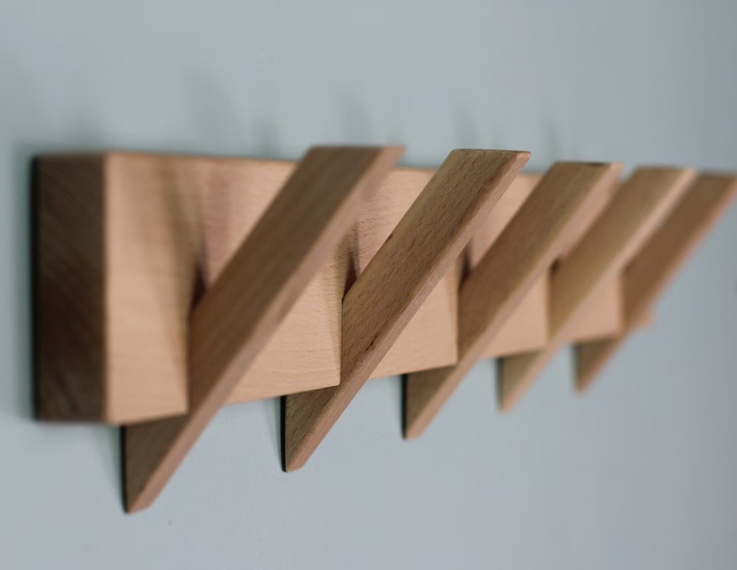 Une salle de bains élégante et durable avec ce porte-vêtements en bois