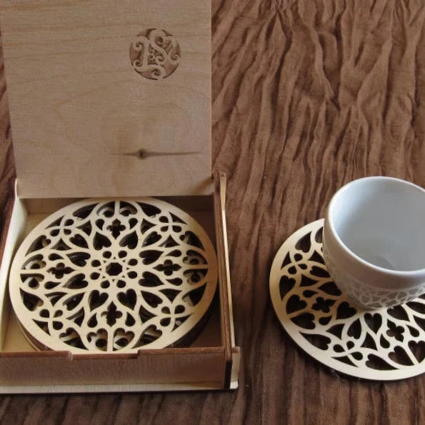 Des sous-vêtements en rosette en bois uniques pour tasse de café en bouleau naturel et design gothique rustique