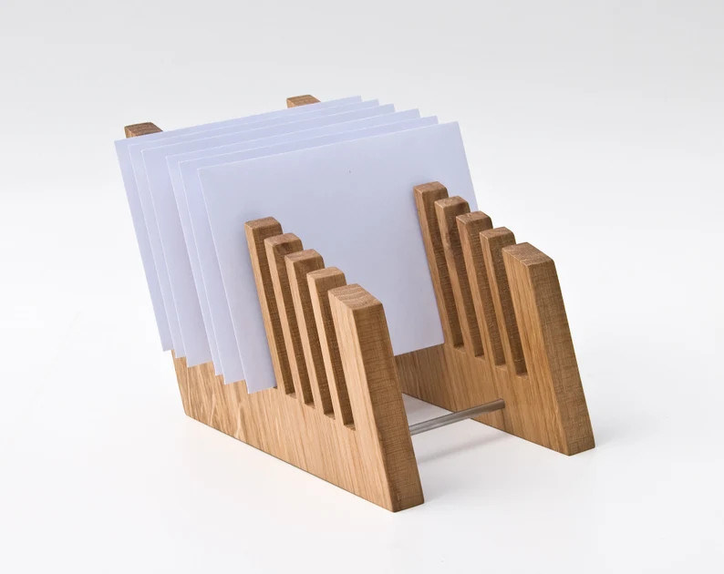 Une organisation de bureau stylée avec un porte-fichiers en bois et une fonction d'impression