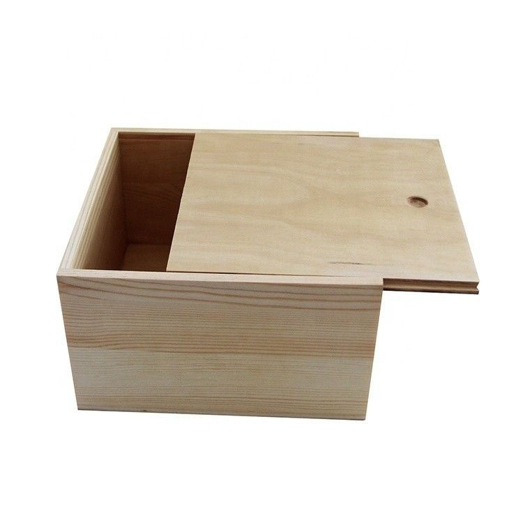 Une grande boîte en bois avec un couvercle de diapositive en couleur normale ou personnalisée