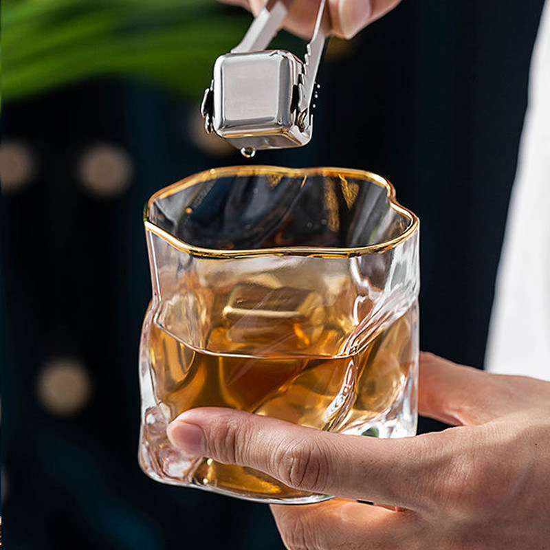 Coupe de vin en verre de whisky en cristal avec lignes tordues Logo personnalisé et options multicolores