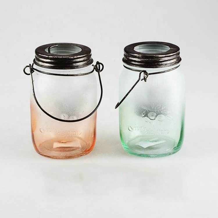 Un bocal de verre élégant et transparent avec un couvercle en plastique de couleur 100% sans danger pour les aliments